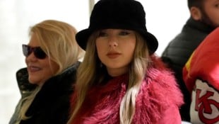 Taylor Swift hat tief in die Tasche gegriffen und mehrere kalifornische Hilfsorganisationen unterstützt. (Bild: AP ( via APA) Austria Presse Agentur/Ed Zurga)