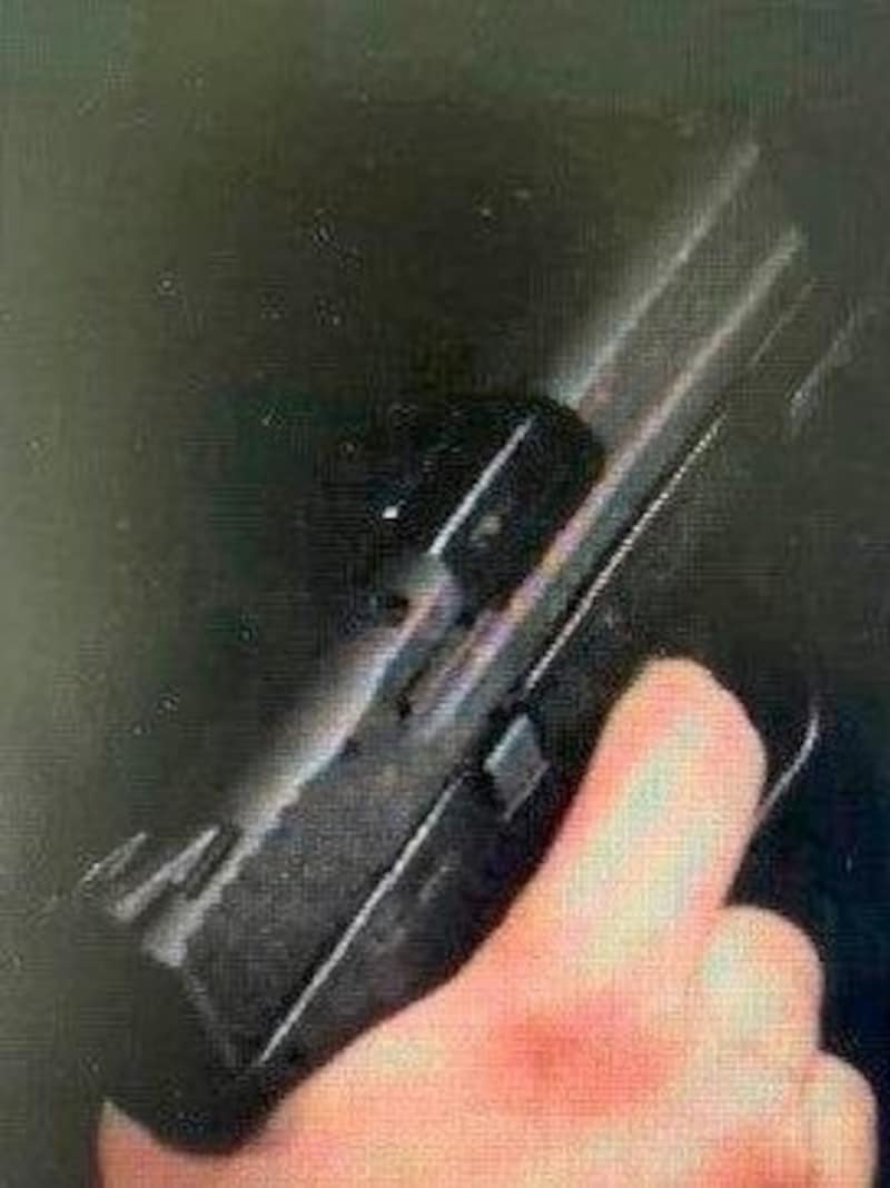 In chats, the boy posted pictures of an allegedly real revolver, which he said he had "obtained illegally". (Bild: zVg)