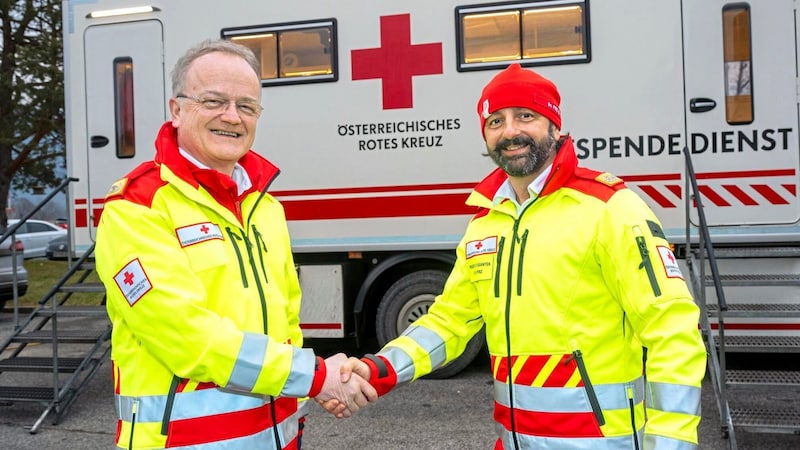 On his last day at work, Georg Tazoll donated blood together with RK President Martin Pirz. (Bild: Arbeiter Dieter)