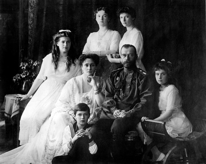 Zar Nikolaus II. mit seiner Ehefrau Alix und den fünf Kinder. Er war der letzte Herrscher der Romanow-Dynastie in Russland. 