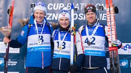 Fabian Müllauer (li.) mit den Norwegern Isak Frey und Sivert Bakken. (Bild: Stancik/IBU)