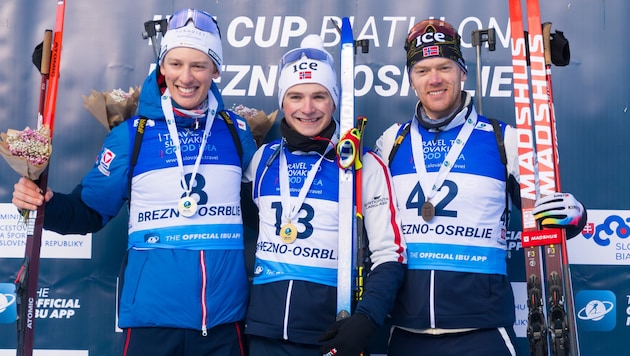 Fabian Müllauer (li.) mit den Norwegern Isak Frey und Sivert Bakken. (Bild: Stancik/IBU)