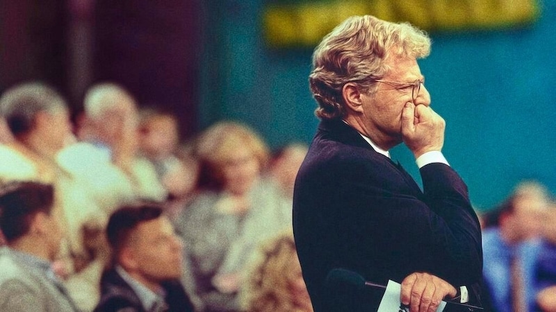 Eine absolute Legende: Talkshow-Moderator Jerry Springer starb 2023. (Bild: Netflix)