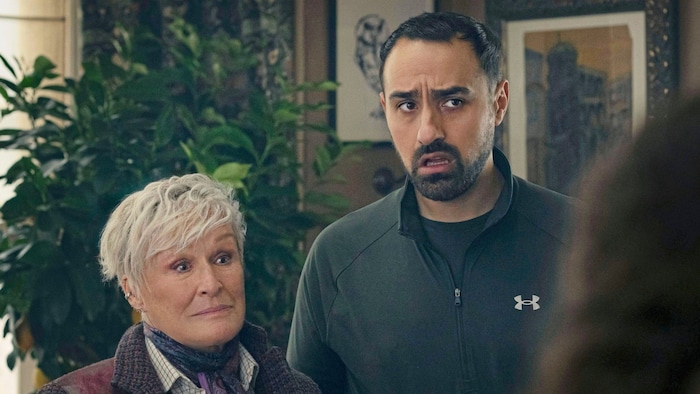 Ungleiches Liebespaar: Ginny (Glenn Close), Emilys verhasste Mutter, und ihr Lebensgefährte Nigel (Jamie Demetriou).