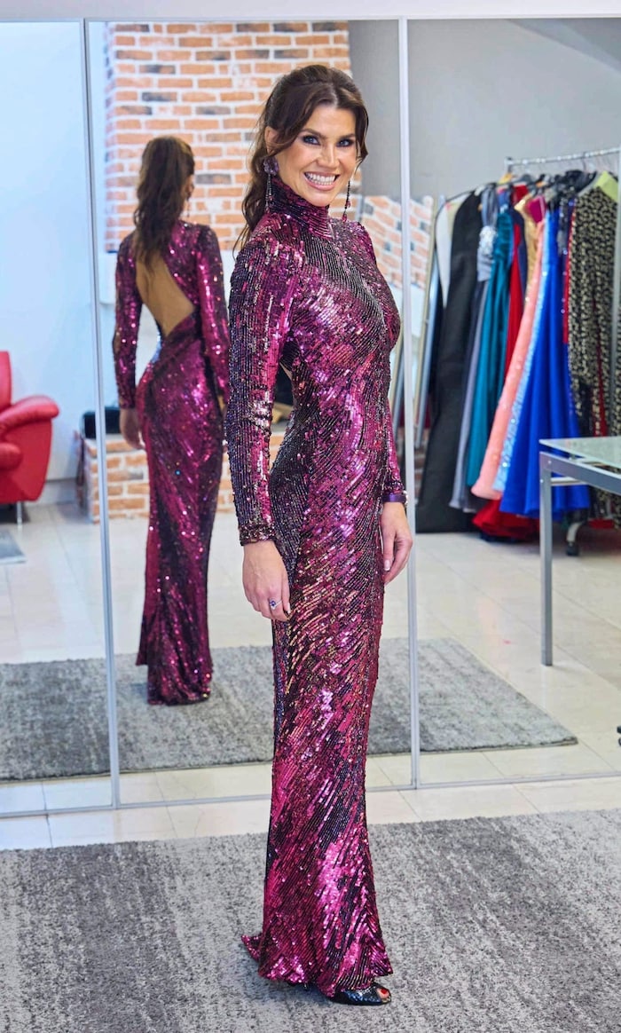 Bereit für den großen Opernball-Auftritt, im Kleid von Cher.