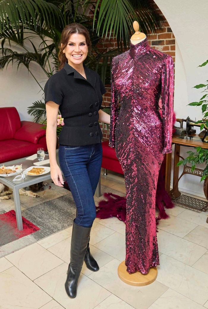 Leona König verliebte sich in das Show-Kleid von Cher bei einer Auktion im Wiener Dorotheum.