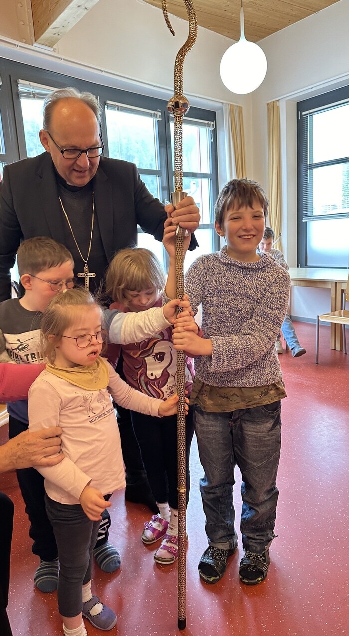 Bischof Hermann Glettler präsentierte Manuel, Hanna, Lena und Magnus den Bischofsstab.