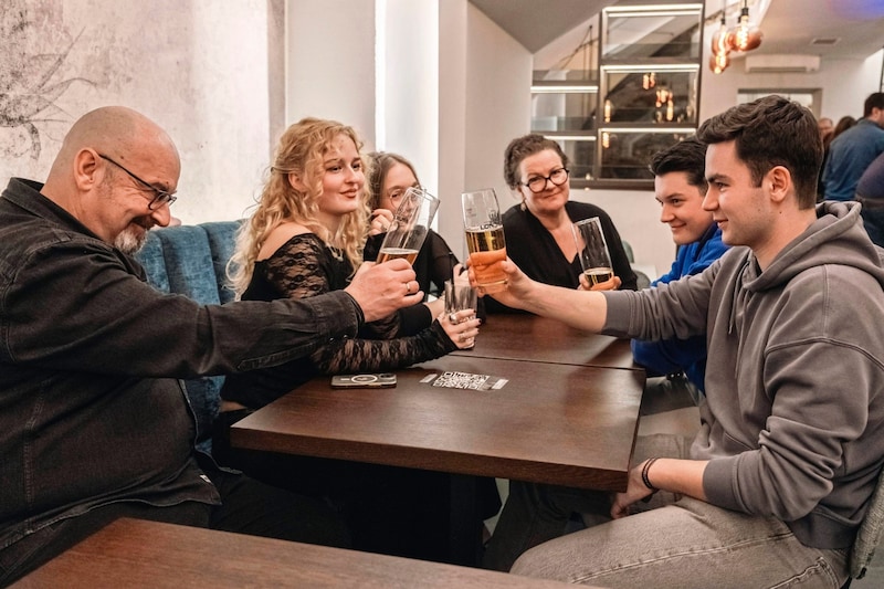 In addition to cocktails, there is also Loncium beer on tap. The bar impresses with its atmosphere. (Bild: Leandra Schurz Photography)