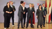 Start in den Wahlkampf mit einem Handschlag. Zum Ende der Regierungsklausur oder der ...
