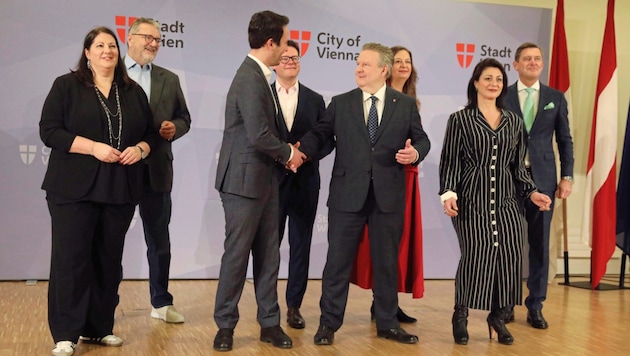 Start of the election campaign with a handshake. At the end of the government retreat or the cooperation between Mayor Michael Ludwig and Christoph Wiederkehr? (Bild: Jöchl Martin)