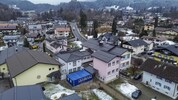Krabbelgruppe, Kindergarten, Turnsaal und Schule sind nebeneinander im Zentrum.