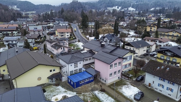 Krabbelgruppe, Kindergarten, Turnsaal und Schule sind nebeneinander im Zentrum. (Bild: Tschepp Markus)