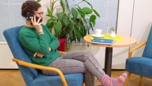 Plauderpartner greifen zum Telefon und hören Menschen zu (Bild: Caritas)