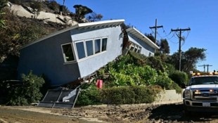 Dieses Haus in Los Angeles wurde weggespült. Die Bewohner waren schon evakuiert und blieben unverletzt. (Bild: FREDERIC J. BROWN)