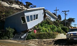 Dieses Haus in Los Angeles wurde weggespült. Die Bewohner waren schon evakuiert und blieben ...