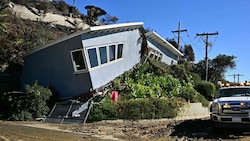 Dieses Haus in Los Angeles wurde weggespült. Die Bewohner waren schon evakuiert und blieben unverletzt. (Bild: FREDERIC J. BROWN)