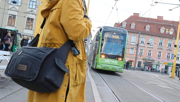 Die Kontrolleure wollen anonym bleiben, damit sie von Fahrgästen nicht sofort erkannt werden. (Bild: Jauschowetz Christian)