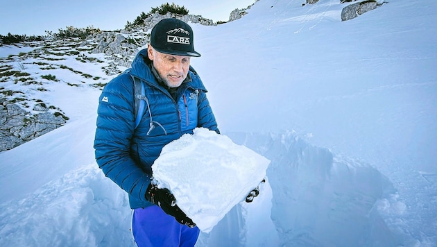 Tyrolean Georg Kronthaler examines the snow cover. (Bild: Wallner Hannes)