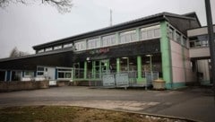 Mit technischen Umbauten für die Lüftung konnte man in der Volksschule den Gestank nicht in den Griff bekommen. Jetzt muss doch saniert werden. (Bild: Pressefoto Scharinger © Daniel Scharinger)