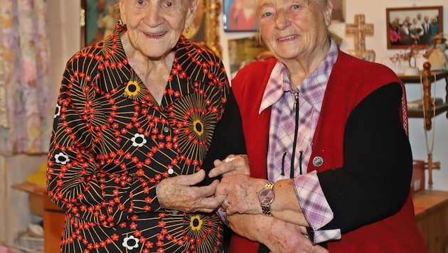 Rosina Steiner mit ihrer Nachbarin und besten Freundin Rosa Ameringer (Bild: Hörmandinger)