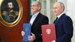 Pezeshkian and Putin in Moscow (Bild: AFP/Vyacheslav PROKOFYEV)