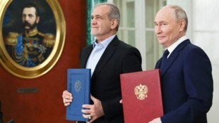 Pezeshkian und Putin in Moskau