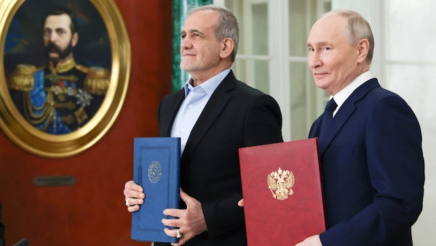 Pezeshkian und Putin in Moskau (Bild: AFP/Vyacheslav PROKOFYEV)