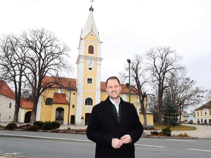 Christian Sagartz macht am Gemeindeamt ein Kreuz und danach in der Kirche.