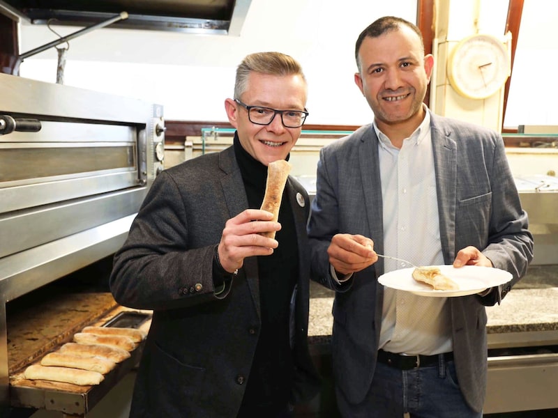 Géza Molnár visits a friend in his restaurant and toasts with his son Géza. (Bild: Reinhard Judt)