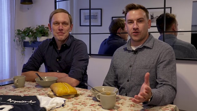 Krone.tv presenter Martin Grasl and "Krone" editor Christian Mayerhofer treat themselves to a classic porridge for breakfast in Porec (Bild: krone.tv)