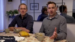 Krone.tv-Moderator Martin Grasl und „Krone“-Redakteur Christian Mayerhofer gönnen sich zum Frühstück ein klassisches Porridge in Porec (Bild: krone.tv)