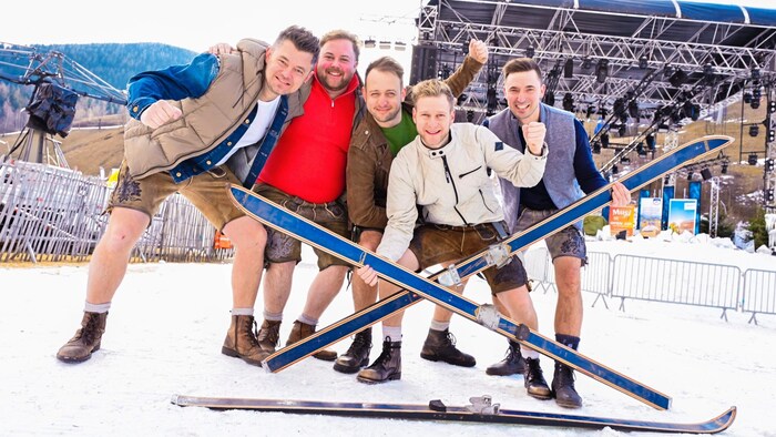 "Auf dieSchi" - the Thierseer team create a pure mountain hut atmosphere with their hit.
