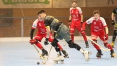 Im letzten Derby im Dezember setzten sich die Wolfurter (in Rot) gegen die Dornbirner durch. (Bild: RHC Dornbirn)