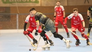 Im letzten Derby im Dezember setzten sich die Wolfurter (in Rot) gegen die Dornbirner durch. (Bild: RHC Dornbirn)