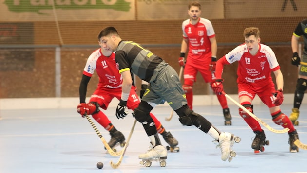 Im letzten Derby im Dezember setzten sich die Wolfurter (in Rot) gegen die Dornbirner durch. (Bild: RHC Dornbirn)