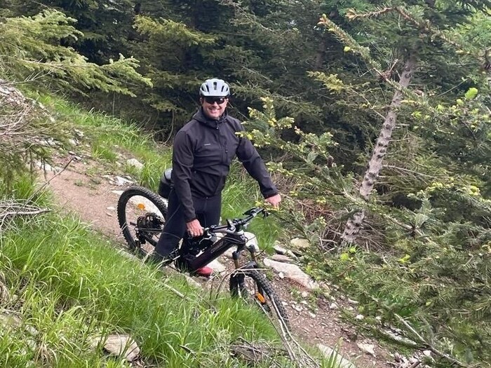 Norbert Hofer gibt schon im Morgengrauen Stoff und startet sportlich durch. 
