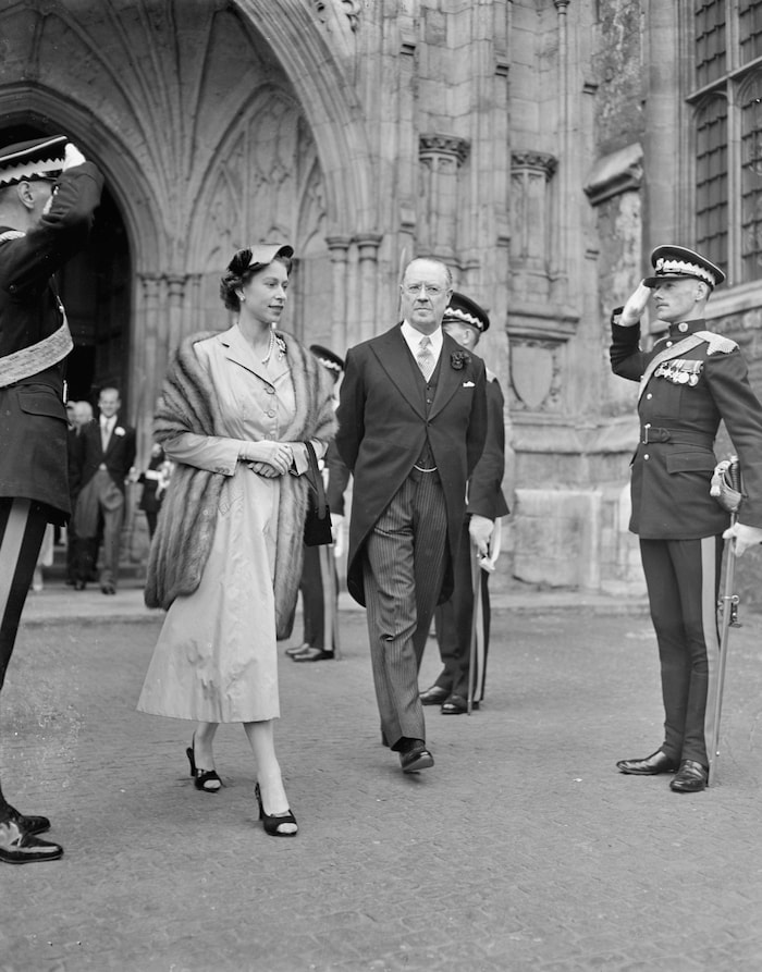 Königin Elizabeth II. bei der Hochzeit von Dianas Eltern