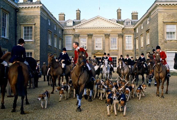 Teilnehmer der Pytchley Hunt vor Althorp