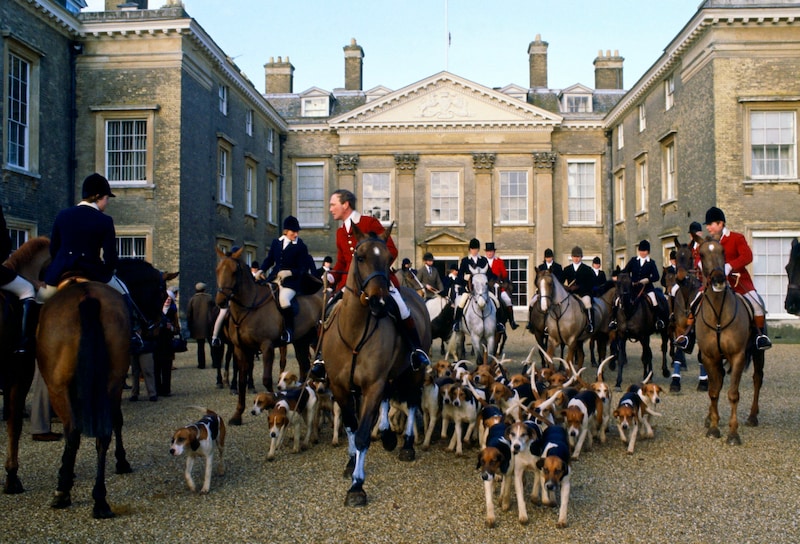 Teilnehmer der Pytchley Hunt vor Althorp (Bild: Tim Graham / robertharding / picturedesk.com)