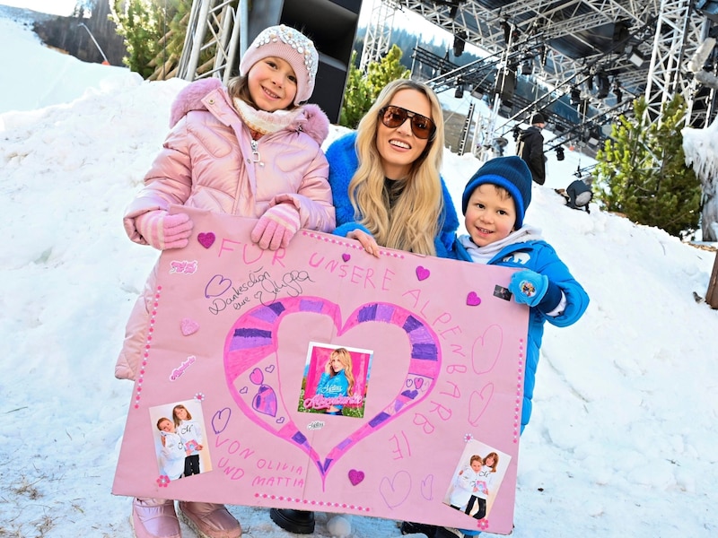 Olivia (5) und Geburtstagskind Mattia (4) trafen ihr Idol Melissa. (Bild: Evelyn Hronek)