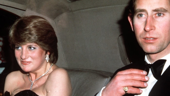 Zu diesem Zeitpunkt konnte sie noch lachen: Diana und Charles auf dem Weg zur Lesung der Fürstin ...