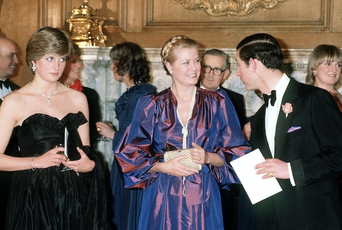 Eine mittlerweile verunsicherte Diana neben Fürstin Grazia Patrizia