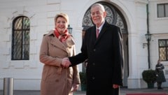 Bundespräsident Alexander Van der Bellen mit seiner Schweizer Amtskollegin Karin Keller-Sutter (Bild: APA/Bundesheer/Peter Lechner)