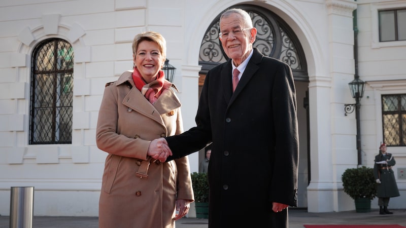 Bundespräsident Alexander Van der Bellen mit seiner Schweizer Amtskollegin Karin Keller-Sutter (Bild: APA/Bundesheer/Peter Lechner)