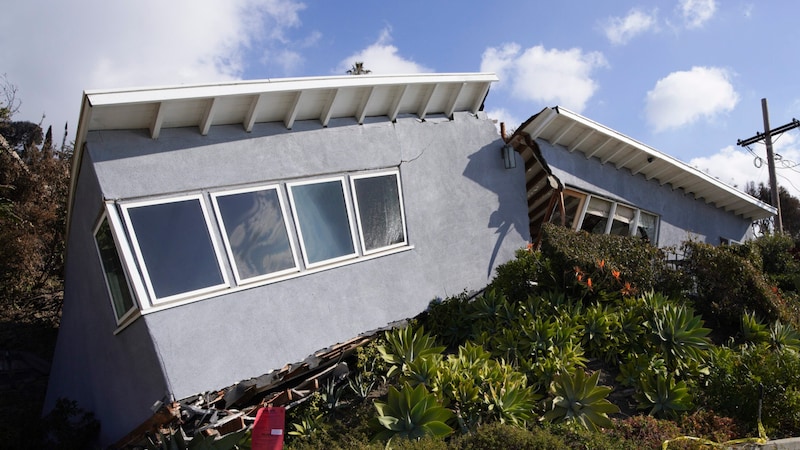 Dieses Haus wurde von einem Erdrutsch erfasst. (Bild: AP/Richard Vogel)