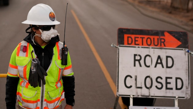 Many roads in California are still closed due to the fires. (Bild: AP/Jae C. Hong)