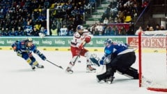 Eiskalt vorm VSV-Kasten: Eisbulle Peter Schneider (M.). (Bild: 2025 EC Red Bull Salzburg)