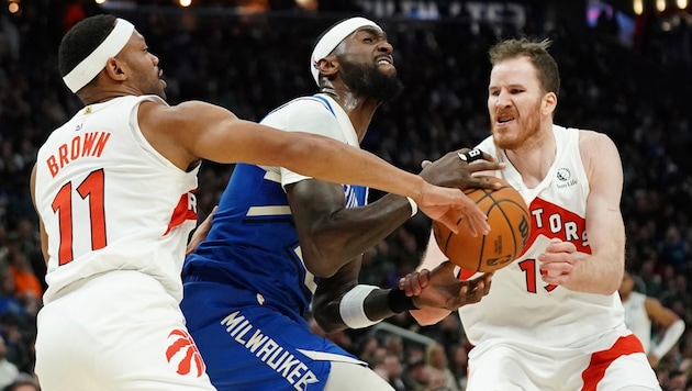 Jakob Pöltl (rechts) kämpft mit seinem Raptors-Teamkollegen Bruce Brown (links) gegen Bobby Portis von den Milwaukee Bucks um den Ball. (Bild: Copyright 2025 The Associated Press. All rights reserved.)