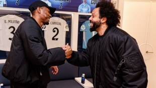 David Alaba (links) begrüßt Marcelo im Real-Kosmos.