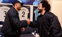 David Alaba (links) begrüßt Marcelo im Real-Kosmos.